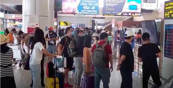 Clip: Người dân đổ xô đi du lịch, sân bay Nội Bài đông nghẹt người-1