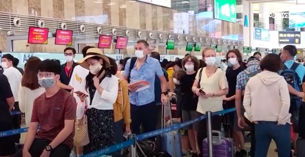 Clip: Người dân đổ xô đi du lịch, sân bay Nội Bài đông nghẹt người-2