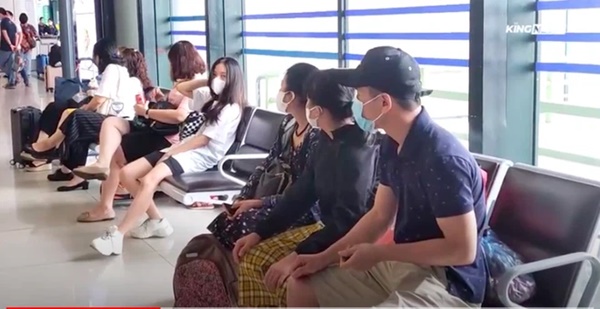 Clip: Người dân đổ xô đi du lịch, sân bay Nội Bài đông nghẹt người-3