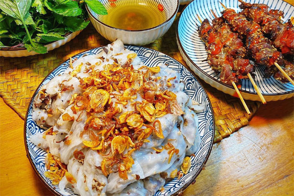 Cô gái hướng dẫn làm bánh cuốn bằng chảo và rổ, xem xong dân mạng ai cũng gật gù, không khéo mở cả quán nhờ cách này!-3