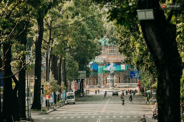 Chùm ảnh: Khác với cảnh chen chúc xe cộ ở cửa ngõ, trung tâm Sài Gòn yên bình trong sáng 30/4, mọi góc phố phấp phới cờ hoa-1