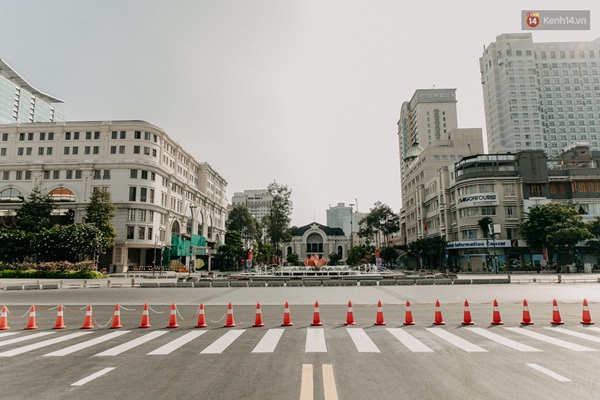 Chùm ảnh: Khác với cảnh chen chúc xe cộ ở cửa ngõ, trung tâm Sài Gòn yên bình trong sáng 30/4, mọi góc phố phấp phới cờ hoa-2