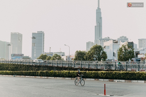 Chùm ảnh: Khác với cảnh chen chúc xe cộ ở cửa ngõ, trung tâm Sài Gòn yên bình trong sáng 30/4, mọi góc phố phấp phới cờ hoa-4