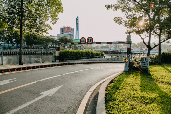 Chùm ảnh: Khác với cảnh chen chúc xe cộ ở cửa ngõ, trung tâm Sài Gòn yên bình trong sáng 30/4, mọi góc phố phấp phới cờ hoa-5