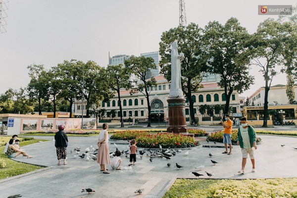 Chùm ảnh: Khác với cảnh chen chúc xe cộ ở cửa ngõ, trung tâm Sài Gòn yên bình trong sáng 30/4, mọi góc phố phấp phới cờ hoa-10