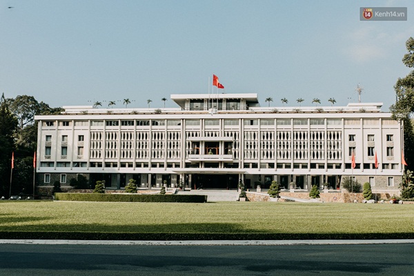 Chùm ảnh: Khác với cảnh chen chúc xe cộ ở cửa ngõ, trung tâm Sài Gòn yên bình trong sáng 30/4, mọi góc phố phấp phới cờ hoa-11