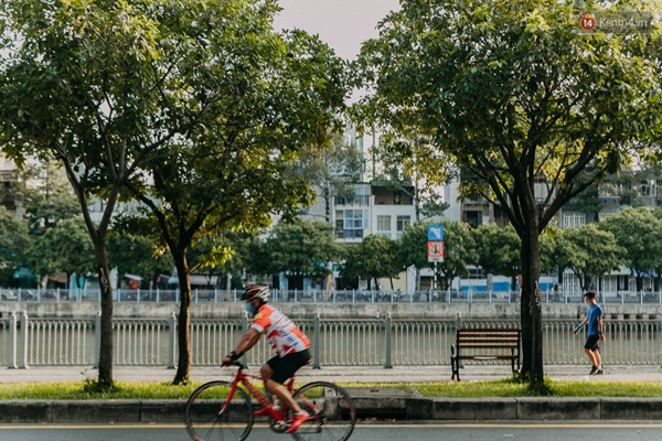 Chùm ảnh: Khác với cảnh chen chúc xe cộ ở cửa ngõ, trung tâm Sài Gòn yên bình trong sáng 30/4, mọi góc phố phấp phới cờ hoa-7