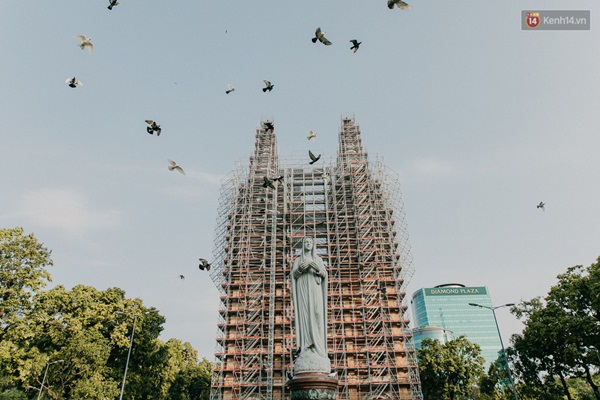 Chùm ảnh: Khác với cảnh chen chúc xe cộ ở cửa ngõ, trung tâm Sài Gòn yên bình trong sáng 30/4, mọi góc phố phấp phới cờ hoa-8