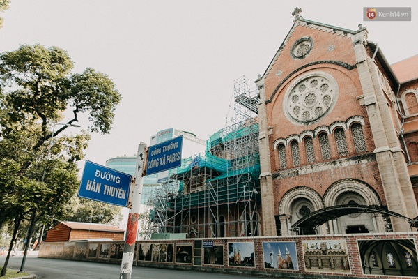 Chùm ảnh: Khác với cảnh chen chúc xe cộ ở cửa ngõ, trung tâm Sài Gòn yên bình trong sáng 30/4, mọi góc phố phấp phới cờ hoa-13