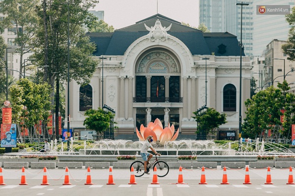 Chùm ảnh: Khác với cảnh chen chúc xe cộ ở cửa ngõ, trung tâm Sài Gòn yên bình trong sáng 30/4, mọi góc phố phấp phới cờ hoa-14