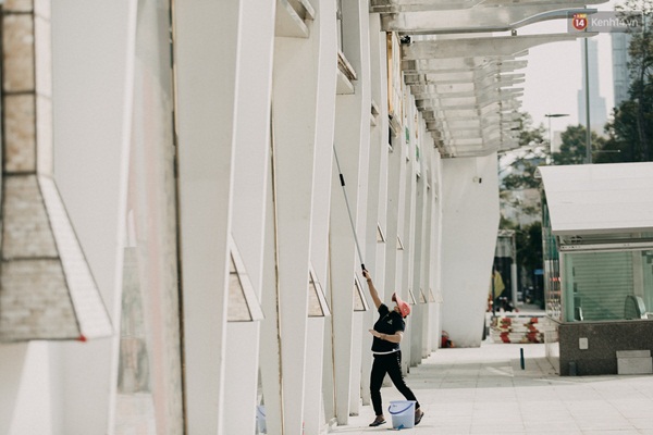 Chùm ảnh: Khác với cảnh chen chúc xe cộ ở cửa ngõ, trung tâm Sài Gòn yên bình trong sáng 30/4, mọi góc phố phấp phới cờ hoa-17