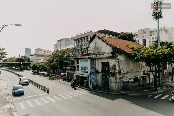 Chùm ảnh: Khác với cảnh chen chúc xe cộ ở cửa ngõ, trung tâm Sài Gòn yên bình trong sáng 30/4, mọi góc phố phấp phới cờ hoa-18