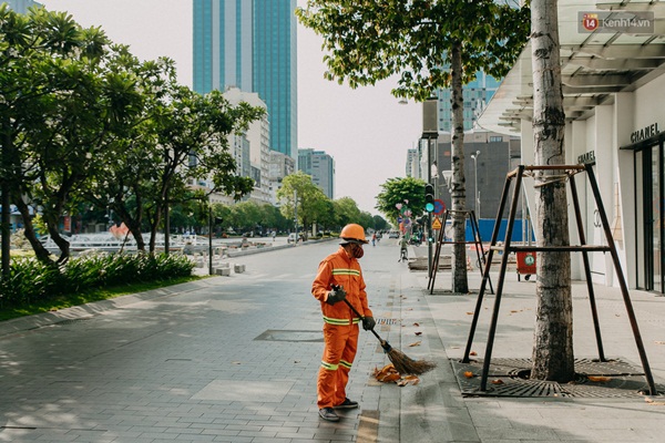 Chùm ảnh: Khác với cảnh chen chúc xe cộ ở cửa ngõ, trung tâm Sài Gòn yên bình trong sáng 30/4, mọi góc phố phấp phới cờ hoa-21
