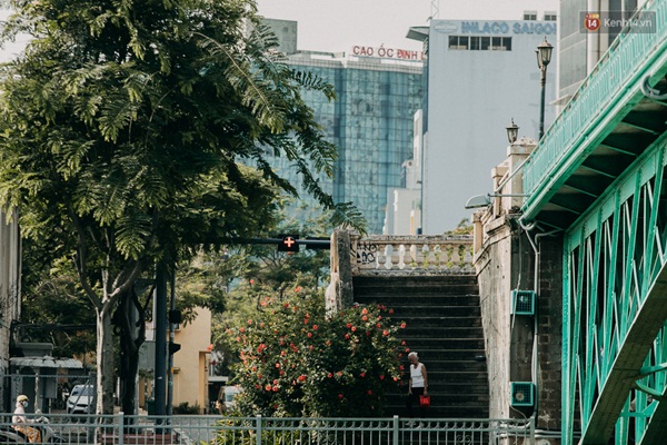 Chùm ảnh: Khác với cảnh chen chúc xe cộ ở cửa ngõ, trung tâm Sài Gòn yên bình trong sáng 30/4, mọi góc phố phấp phới cờ hoa-24