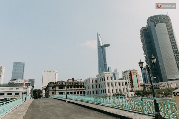 Chùm ảnh: Khác với cảnh chen chúc xe cộ ở cửa ngõ, trung tâm Sài Gòn yên bình trong sáng 30/4, mọi góc phố phấp phới cờ hoa-25