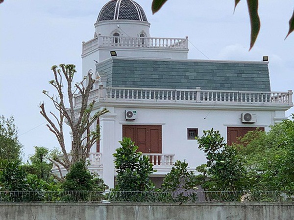 Vụ nổ súng 2 người chết ở Nghệ An: Nghi phạm trong biệt phủ đã bị khống chế-2