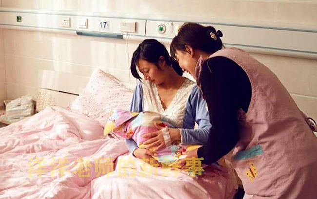 Lên thăm em gái đẻ, 11h trưa nóng toát mồ hôi em vẫn ôm con ngủ, tôi vào gọi dậy thì chết sững với những thứ rơi ra từ túi áo-2