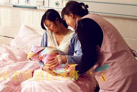 Lên thăm em gái đẻ, 11h trưa nóng toát mồ hôi em vẫn ôm con ngủ, tôi vào gọi dậy thì chết sững với những thứ rơi ra từ túi áo