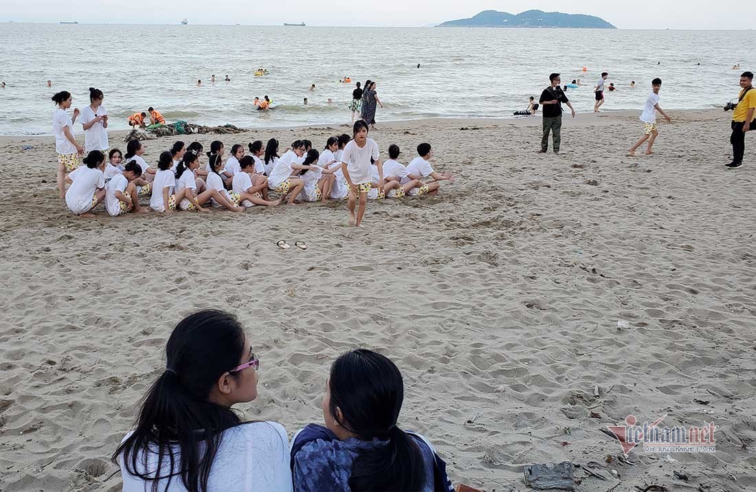 Nghìn người ùn ùn xuống tắm biển Sầm Sơn, Cửa Lò ngày đầu nghỉ lễ-13