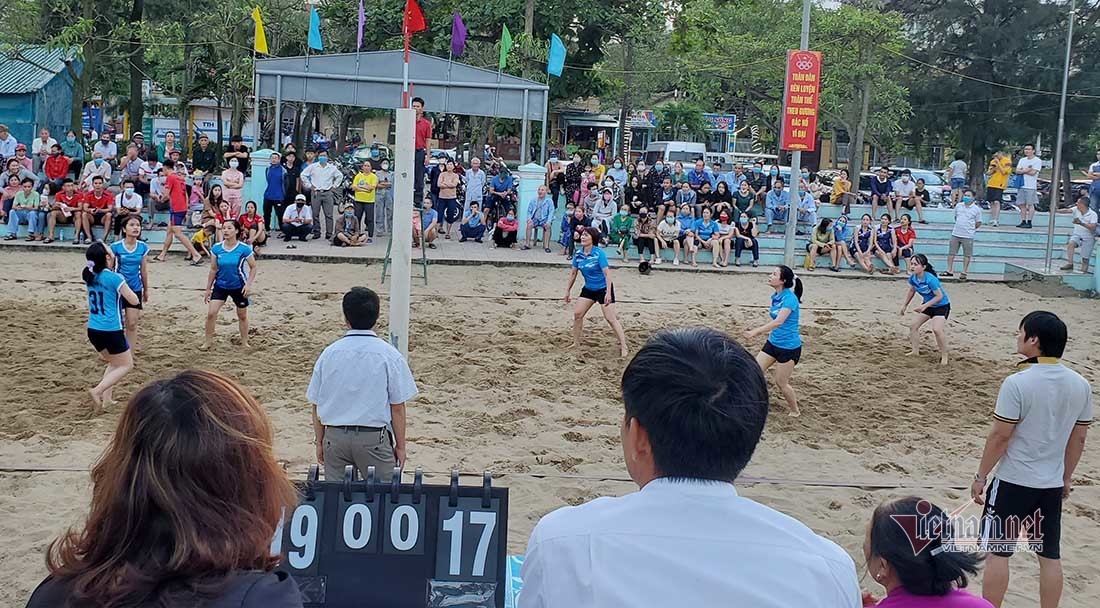 Nghìn người ùn ùn xuống tắm biển Sầm Sơn, Cửa Lò ngày đầu nghỉ lễ-19