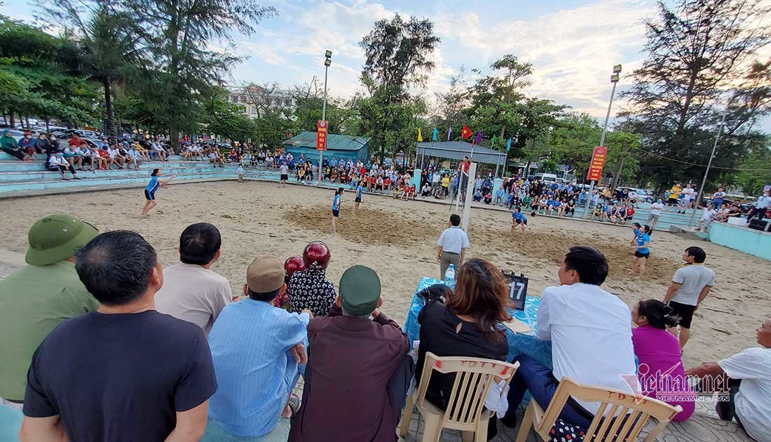 Nghìn người ùn ùn xuống tắm biển Sầm Sơn, Cửa Lò ngày đầu nghỉ lễ-20