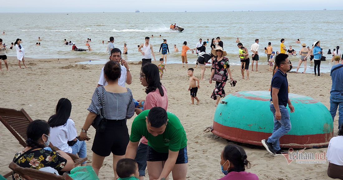 Nghìn người ùn ùn xuống tắm biển Sầm Sơn, Cửa Lò ngày đầu nghỉ lễ-16