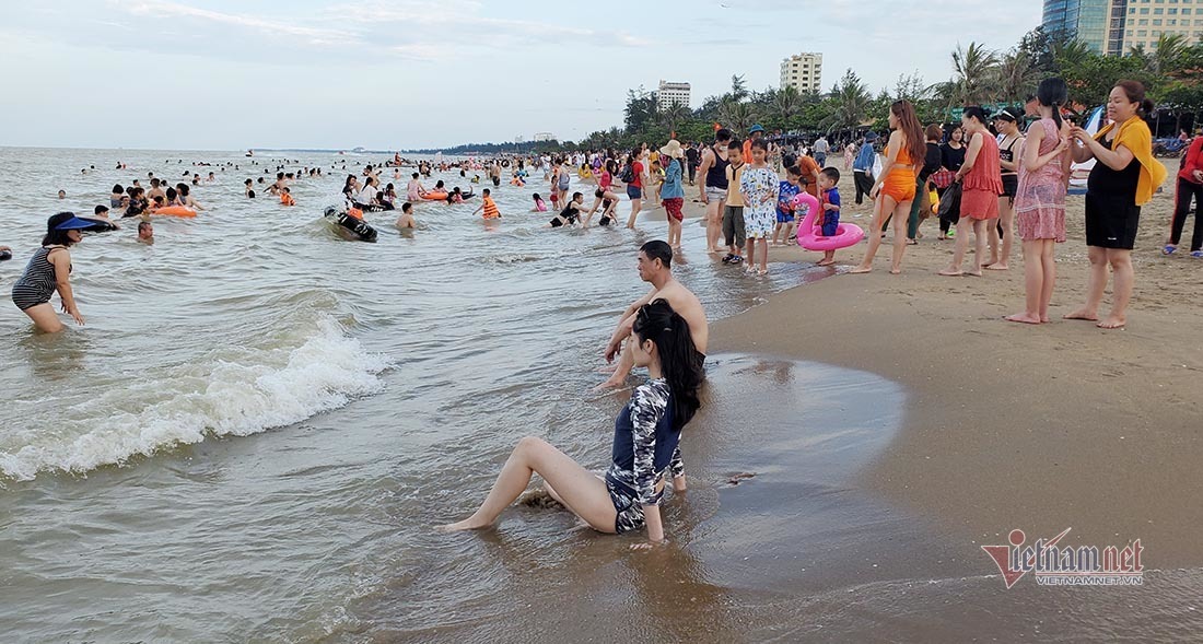 Nghìn người ùn ùn xuống tắm biển Sầm Sơn, Cửa Lò ngày đầu nghỉ lễ-12