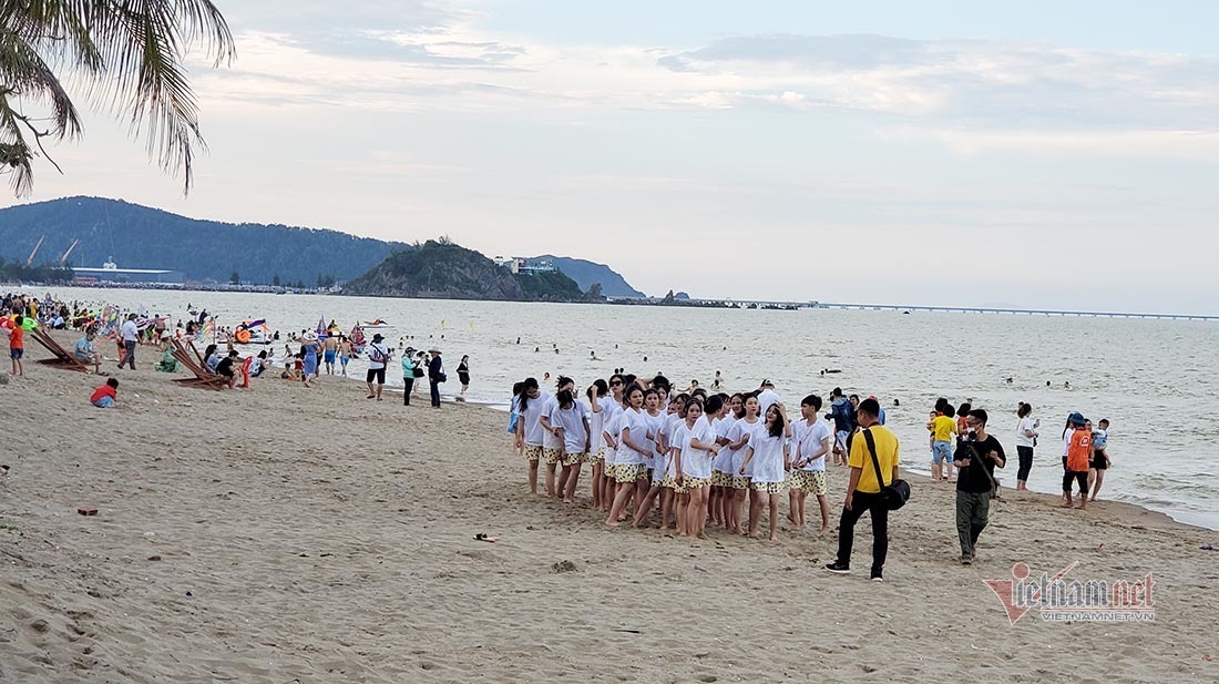Nghìn người ùn ùn xuống tắm biển Sầm Sơn, Cửa Lò ngày đầu nghỉ lễ-17
