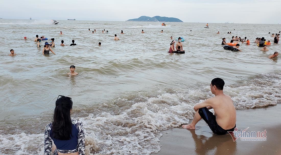 Nghìn người ùn ùn xuống tắm biển Sầm Sơn, Cửa Lò ngày đầu nghỉ lễ-14