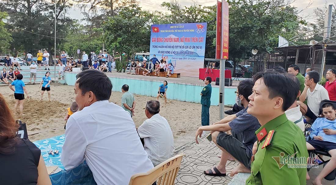 Nghìn người ùn ùn xuống tắm biển Sầm Sơn, Cửa Lò ngày đầu nghỉ lễ-18