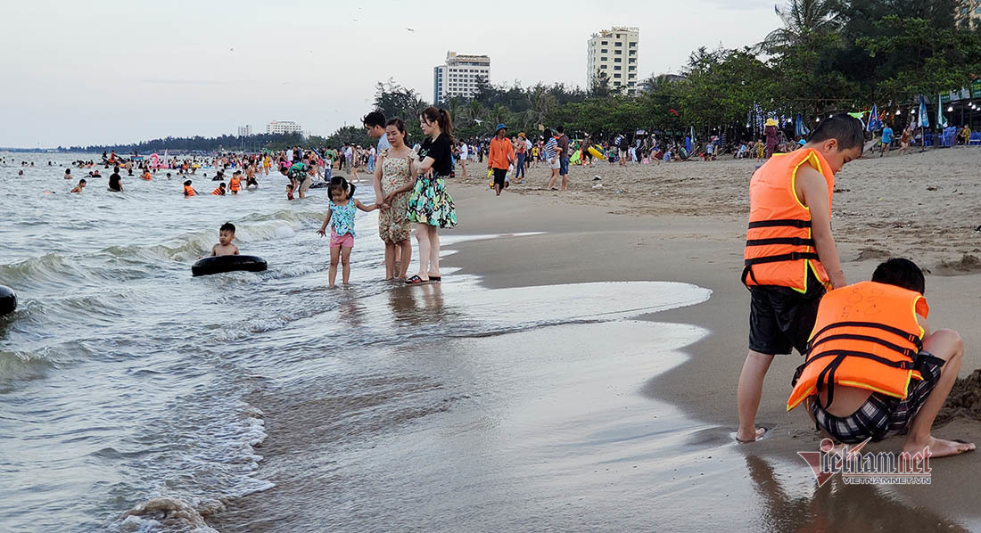 Nghìn người ùn ùn xuống tắm biển Sầm Sơn, Cửa Lò ngày đầu nghỉ lễ-21