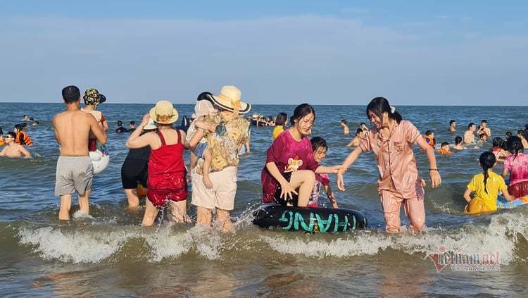 Nghìn người ùn ùn xuống tắm biển Sầm Sơn, Cửa Lò ngày đầu nghỉ lễ-3