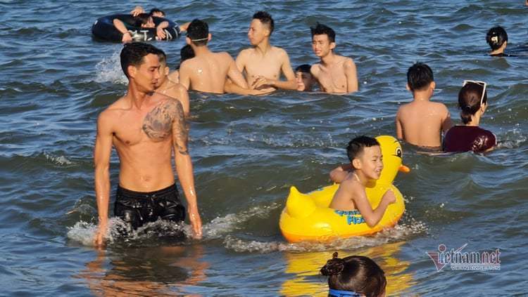 Nghìn người ùn ùn xuống tắm biển Sầm Sơn, Cửa Lò ngày đầu nghỉ lễ-4