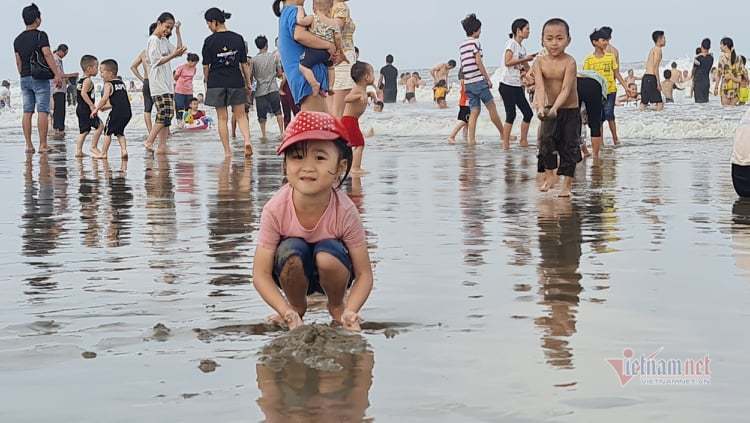 Nghìn người ùn ùn xuống tắm biển Sầm Sơn, Cửa Lò ngày đầu nghỉ lễ-5