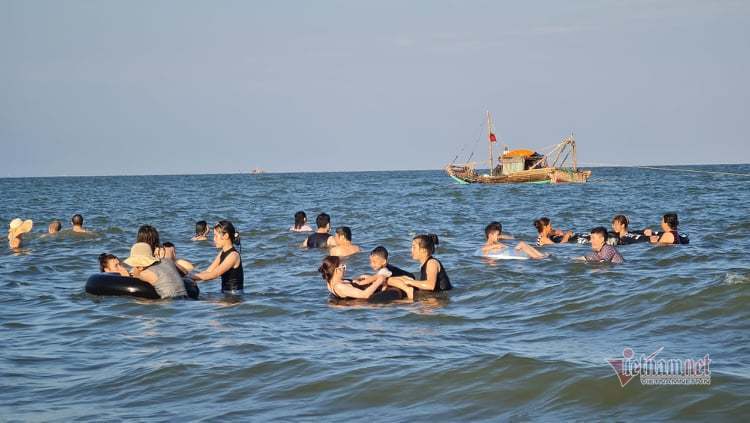Nghìn người ùn ùn xuống tắm biển Sầm Sơn, Cửa Lò ngày đầu nghỉ lễ-6