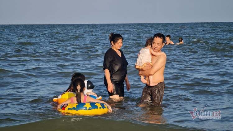 Nghìn người ùn ùn xuống tắm biển Sầm Sơn, Cửa Lò ngày đầu nghỉ lễ-7