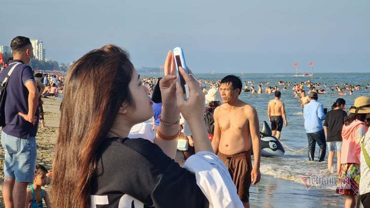 Nghìn người ùn ùn xuống tắm biển Sầm Sơn, Cửa Lò ngày đầu nghỉ lễ-8