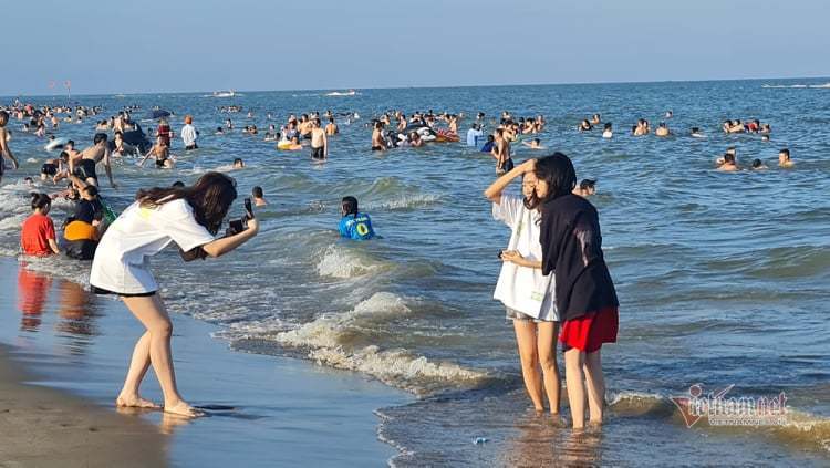 Nghìn người ùn ùn xuống tắm biển Sầm Sơn, Cửa Lò ngày đầu nghỉ lễ-9