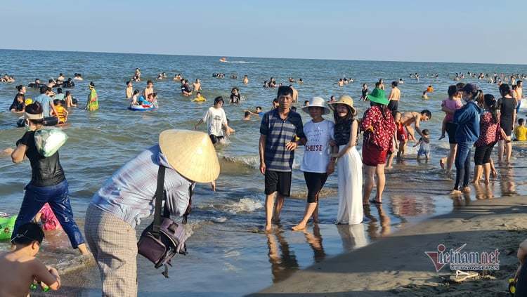 Nghìn người ùn ùn xuống tắm biển Sầm Sơn, Cửa Lò ngày đầu nghỉ lễ-10