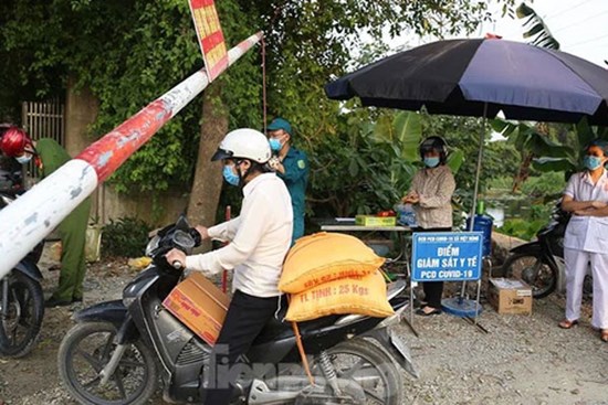 Hà Nội phong tỏa khẩn cấp nơi ở của 2 công nhân mắc COVID-19