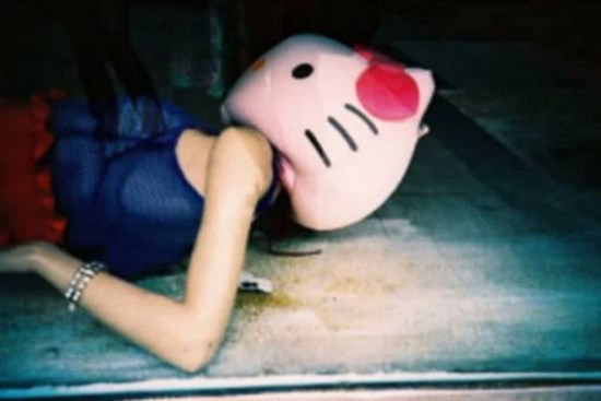 Đằng sau một món đồ chơi đáng yêu, Hello Kitty chứa đựng lời đồn ghê rợn, bắt nguồn từ bi kịch mẹ bất chấp cứu con gái 14 tuổi mắc bệnh ung thư