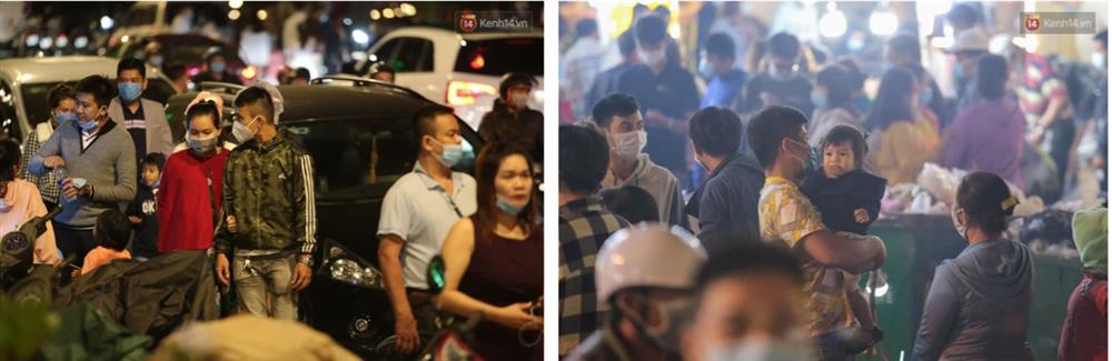Cận cảnh chợ đêm Đà Lạt quá tải tối 30/4: Người đi bộ tràn xuống đường, xe máy ô tô nhích từng chút một-2
