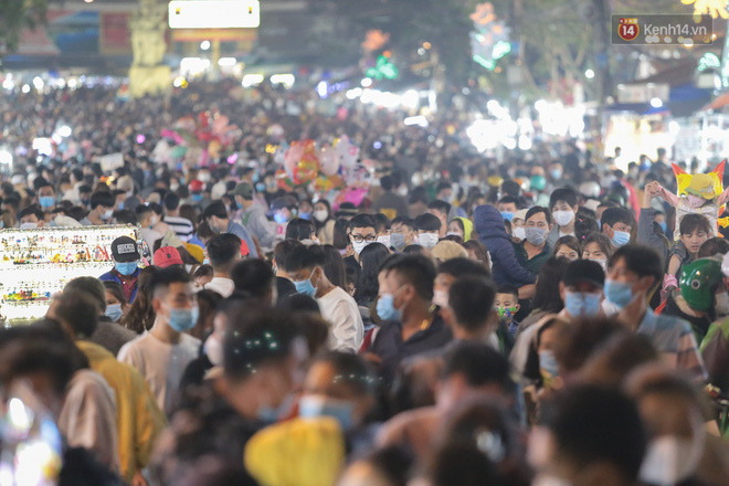 Cận cảnh chợ đêm Đà Lạt quá tải tối 30/4: Người đi bộ tràn xuống đường, xe máy ô tô nhích từng chút một-7