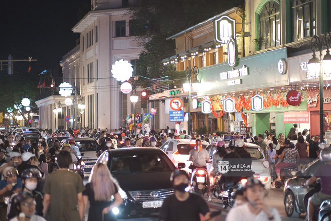 Toàn cảnh trung tâm Hà Nội tối nghỉ lễ đầu tiên: Dân tình ra đường đông nghịt, việc đeo khẩu trang được thực hiện nghiêm ngặt hơn bao giờ hết-1