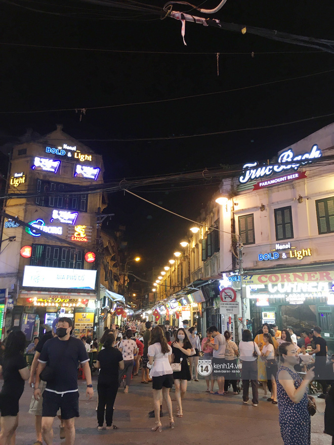 Toàn cảnh trung tâm Hà Nội tối nghỉ lễ đầu tiên: Dân tình ra đường đông nghịt, việc đeo khẩu trang được thực hiện nghiêm ngặt hơn bao giờ hết-10