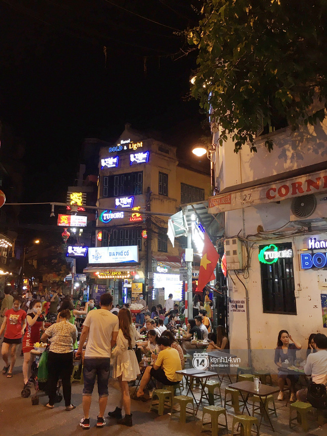 Toàn cảnh trung tâm Hà Nội tối nghỉ lễ đầu tiên: Dân tình ra đường đông nghịt, việc đeo khẩu trang được thực hiện nghiêm ngặt hơn bao giờ hết-11