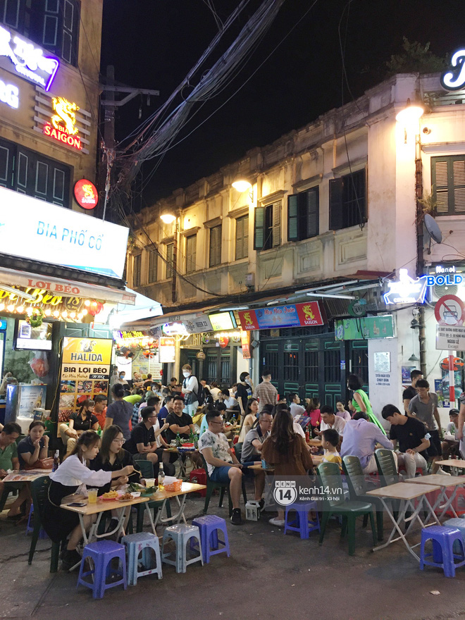 Toàn cảnh trung tâm Hà Nội tối nghỉ lễ đầu tiên: Dân tình ra đường đông nghịt, việc đeo khẩu trang được thực hiện nghiêm ngặt hơn bao giờ hết-12
