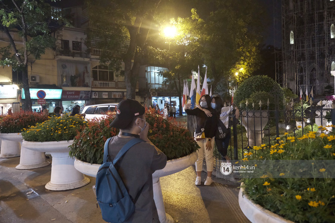 Toàn cảnh trung tâm Hà Nội tối nghỉ lễ đầu tiên: Dân tình ra đường đông nghịt, việc đeo khẩu trang được thực hiện nghiêm ngặt hơn bao giờ hết-16