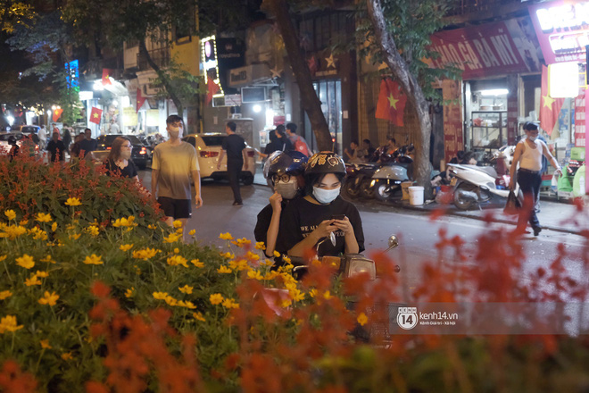 Toàn cảnh trung tâm Hà Nội tối nghỉ lễ đầu tiên: Dân tình ra đường đông nghịt, việc đeo khẩu trang được thực hiện nghiêm ngặt hơn bao giờ hết-17