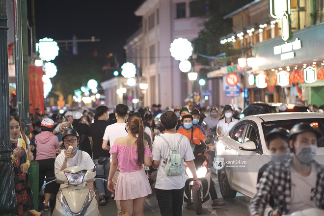 Toàn cảnh trung tâm Hà Nội tối nghỉ lễ đầu tiên: Dân tình ra đường đông nghịt, việc đeo khẩu trang được thực hiện nghiêm ngặt hơn bao giờ hết-2